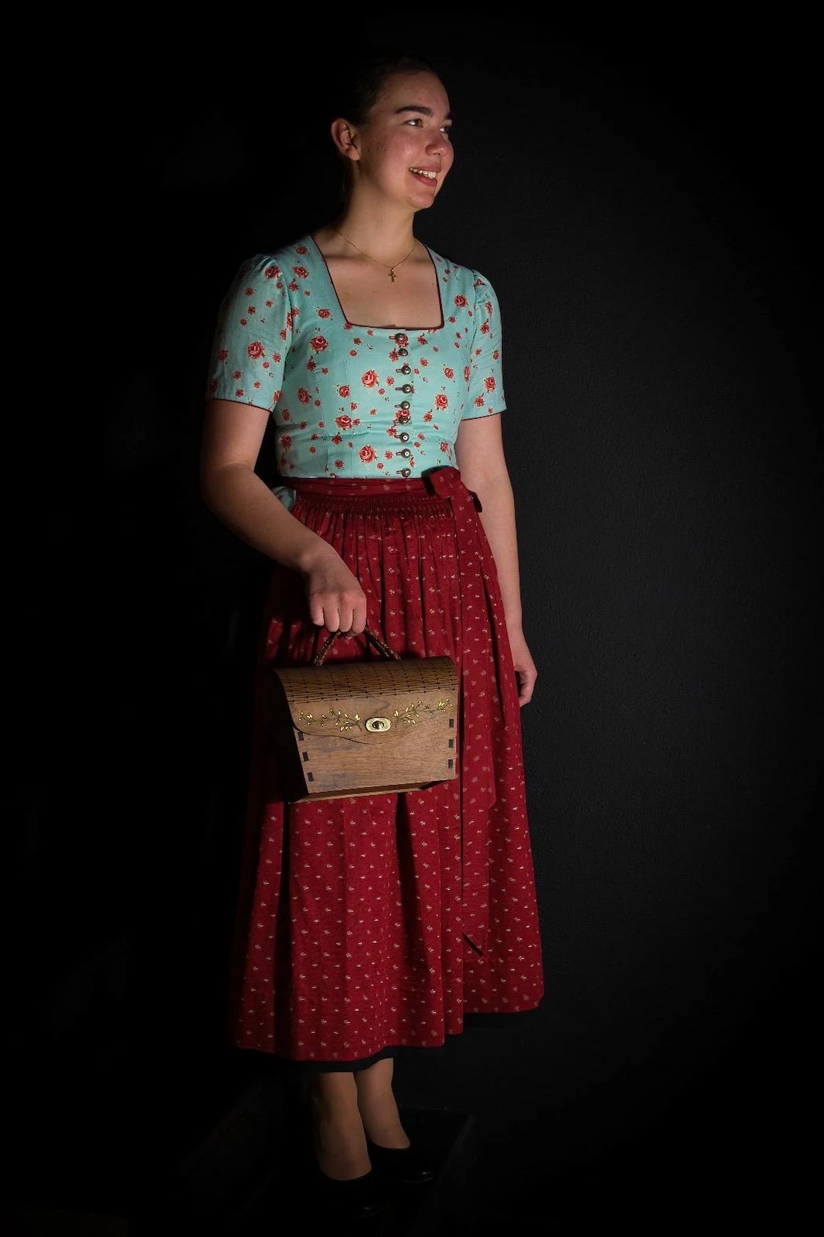 Handgefertigter Trachtenkorb aus Holz - Bayerische Dirndltasche mit traditionellem Design
