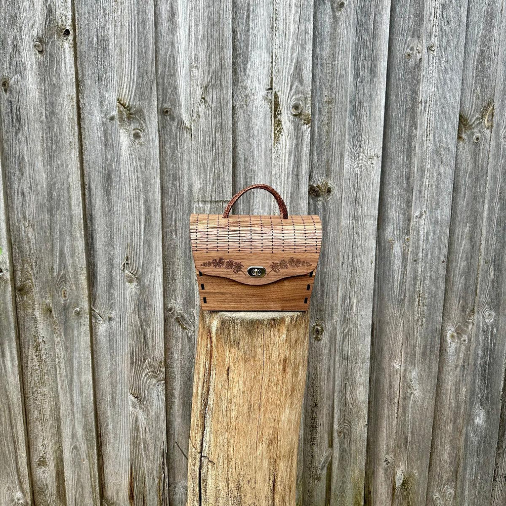 "Handgefertigter Trachtenkorb aus Nussbaum mit natürlicher Maserung - Vorderansicht"