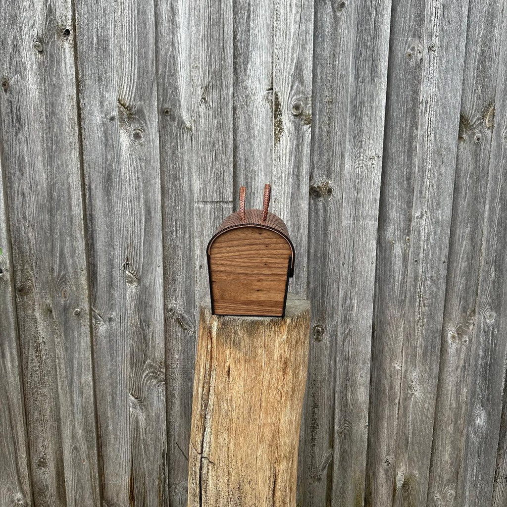 "Handgefertigter Trachtenkorb aus Nussbaum mit natürlicher Maserung - Seitenansicht"