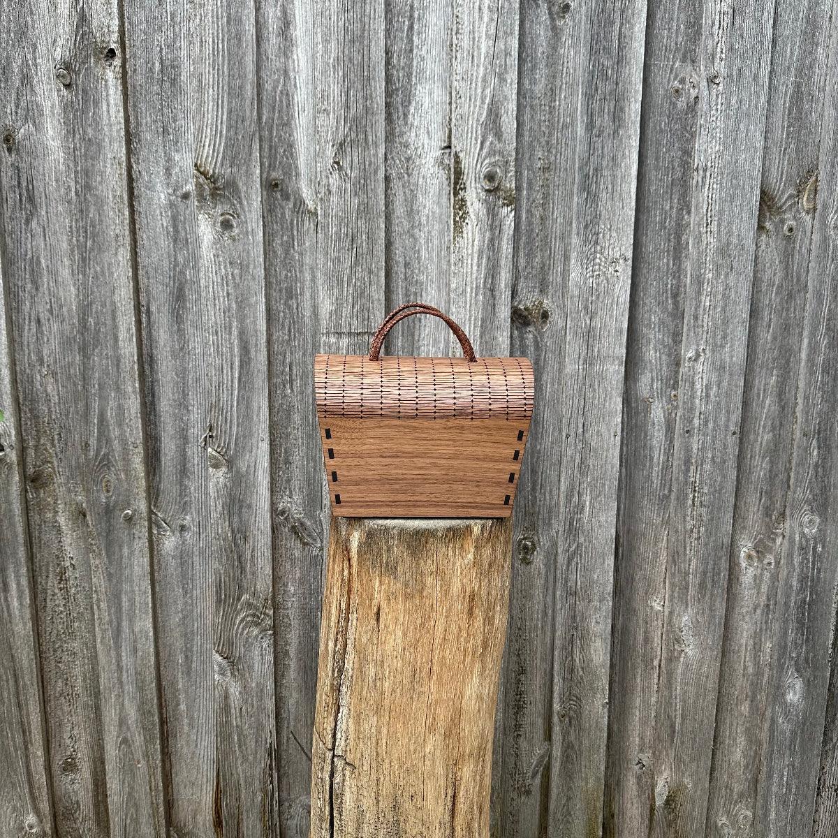 "Handgefertigter Trachtenkorb aus Nussbaum mit natürlicher Maserung - Rückansicht"