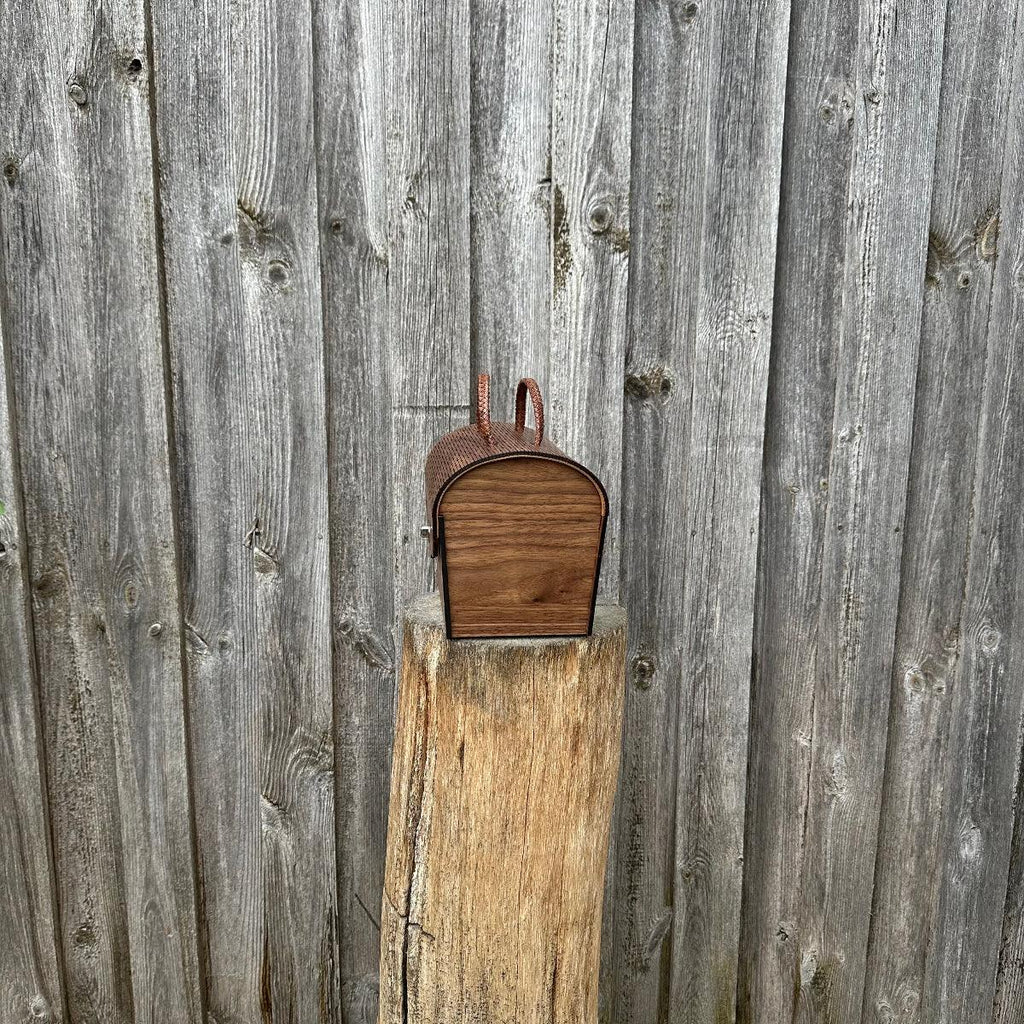 "Handgefertigter Trachtenkorb aus Nussbaum mit natürlicher Maserung - Seitenansicht"