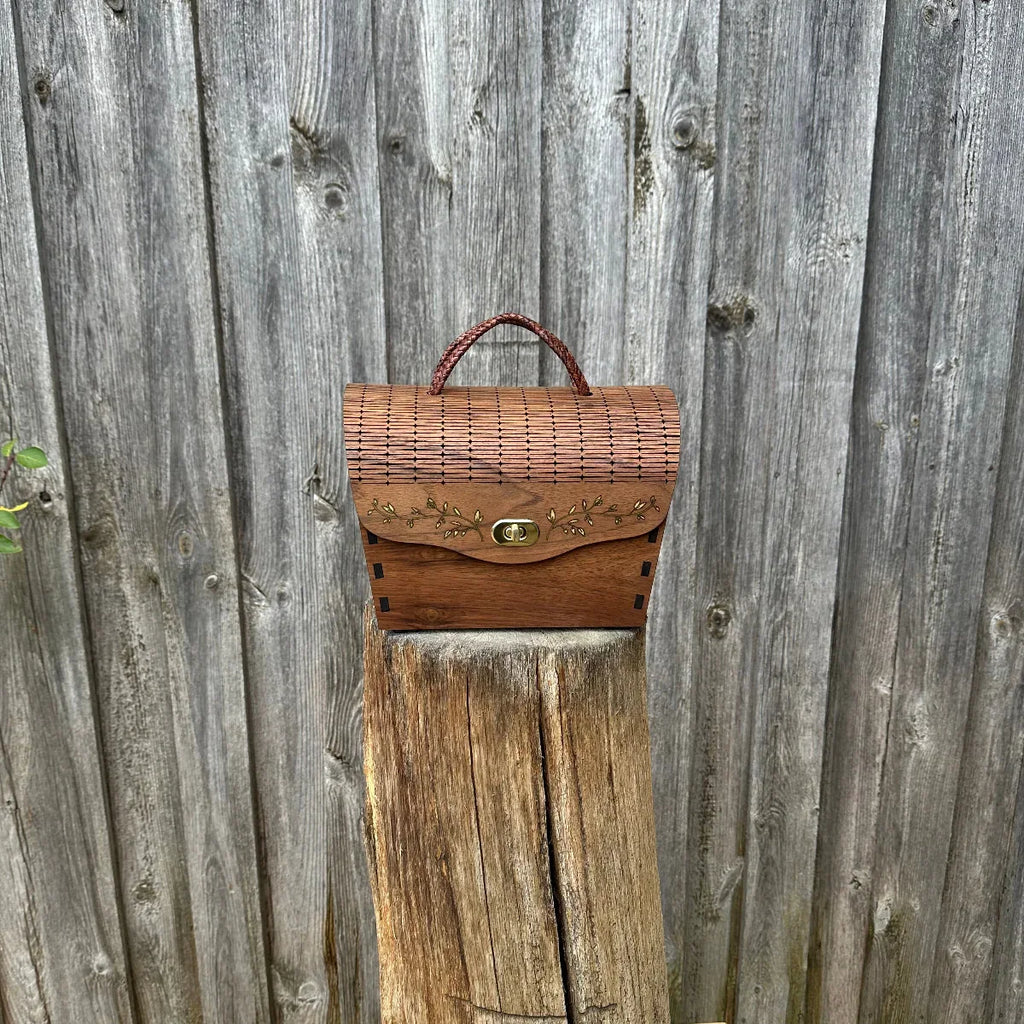 "Luxus Trachtenkorb aus Nussbaum mit vergoldeter Intarsie - Vorderansicht"