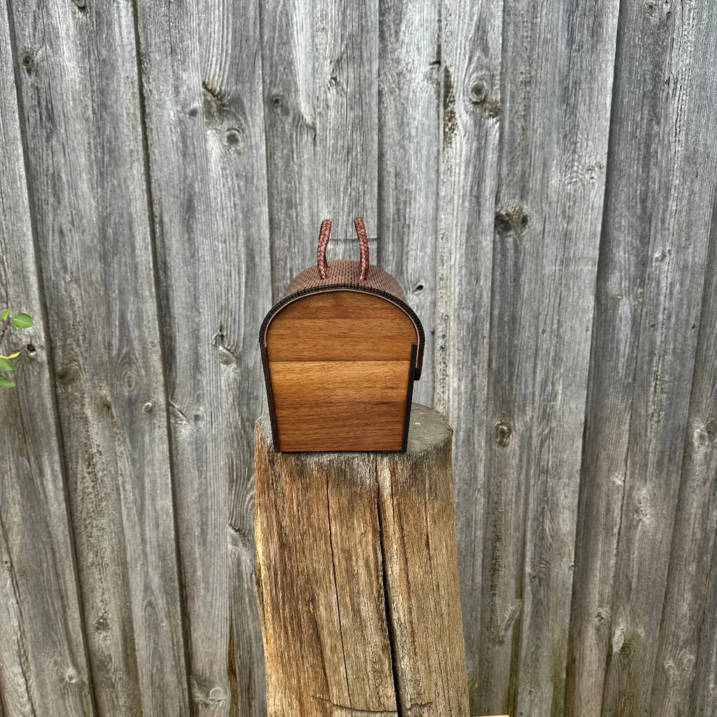 "Dirndl Tasche Luxus mit Intarsie - Seitenansicht der Handwerkskunst"