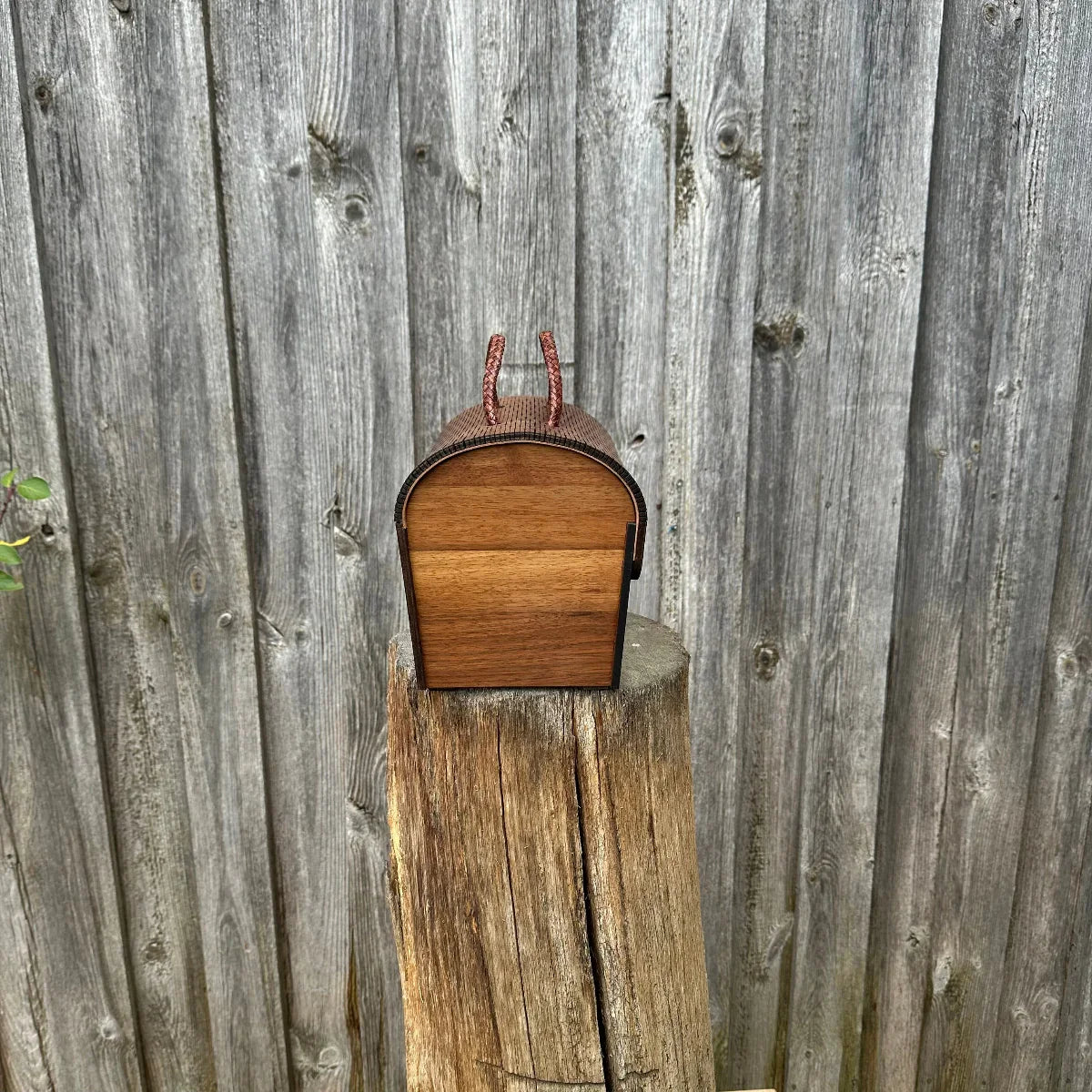 "Dirndl Tasche Luxus mit Intarsie - Seitenansicht der Handwerkskunst"