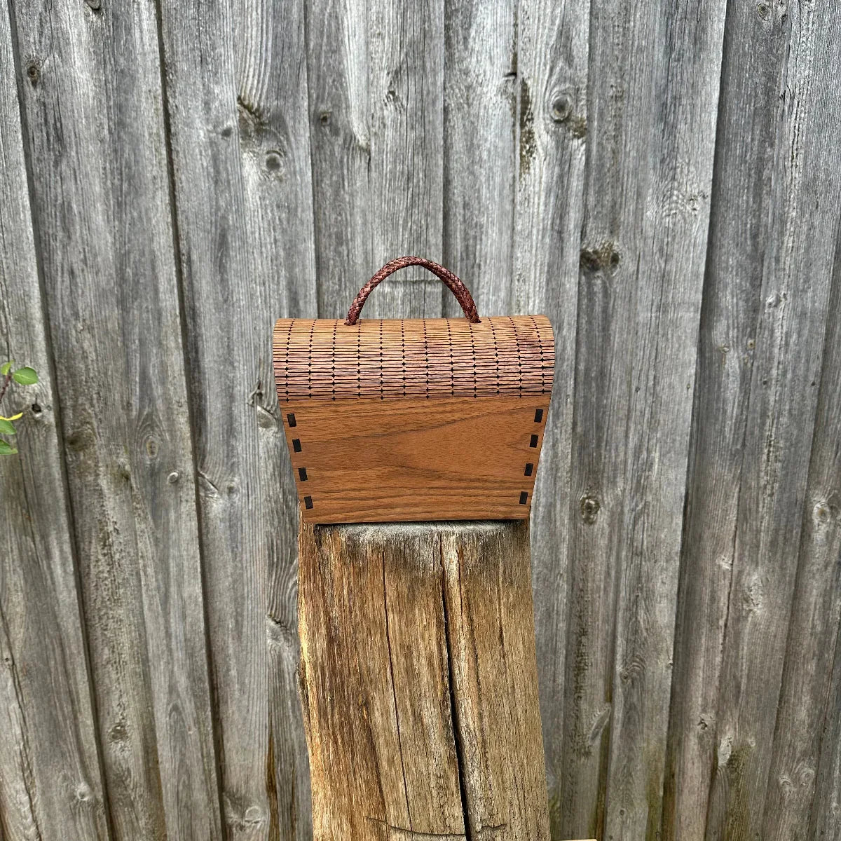 "Dirndl Tasche Luxus mit Intarsie - Rückansicht der Handwerkskunst"