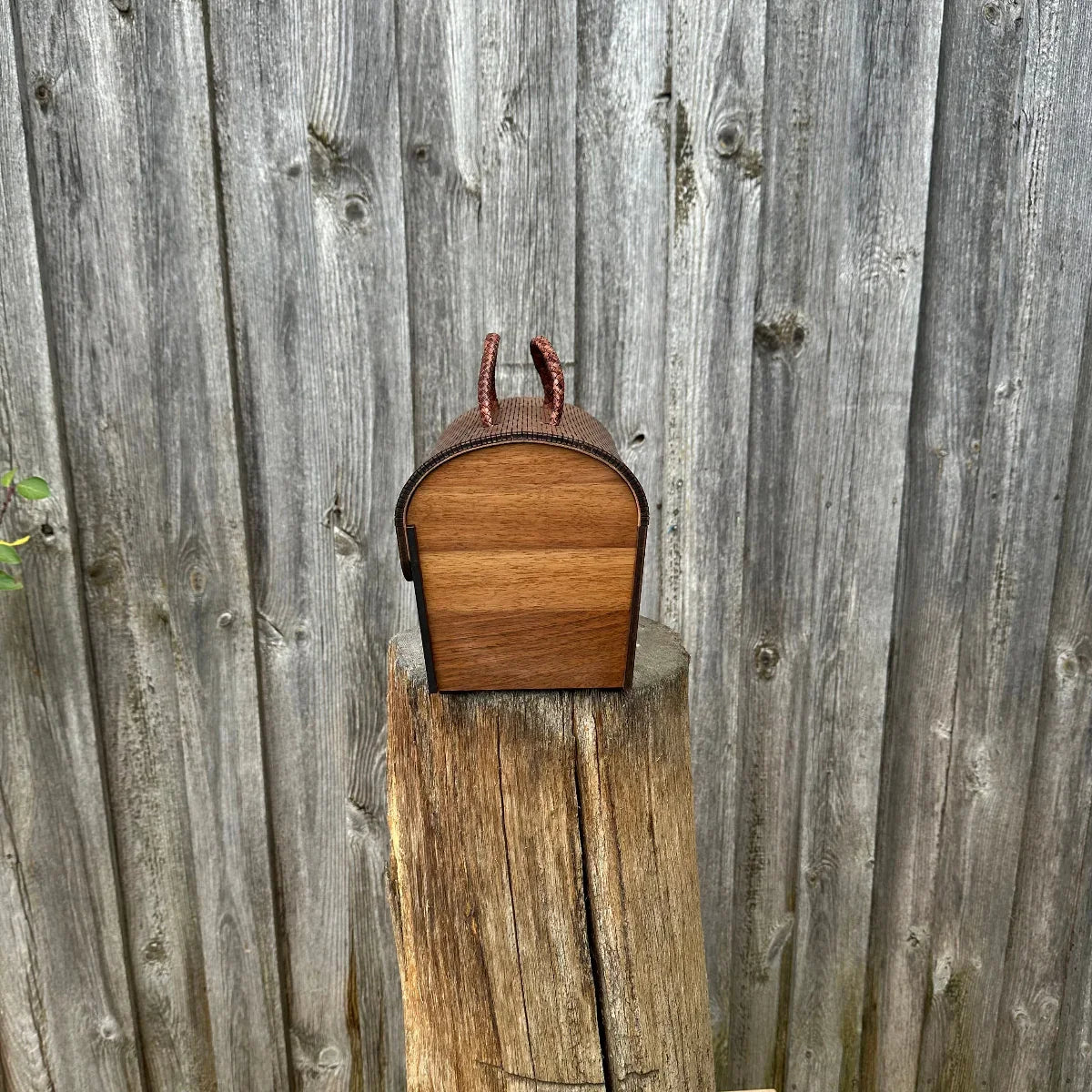 "Dirndl Tasche Luxus mit Intarsie - Seitenansicht der Handwerkskunst"