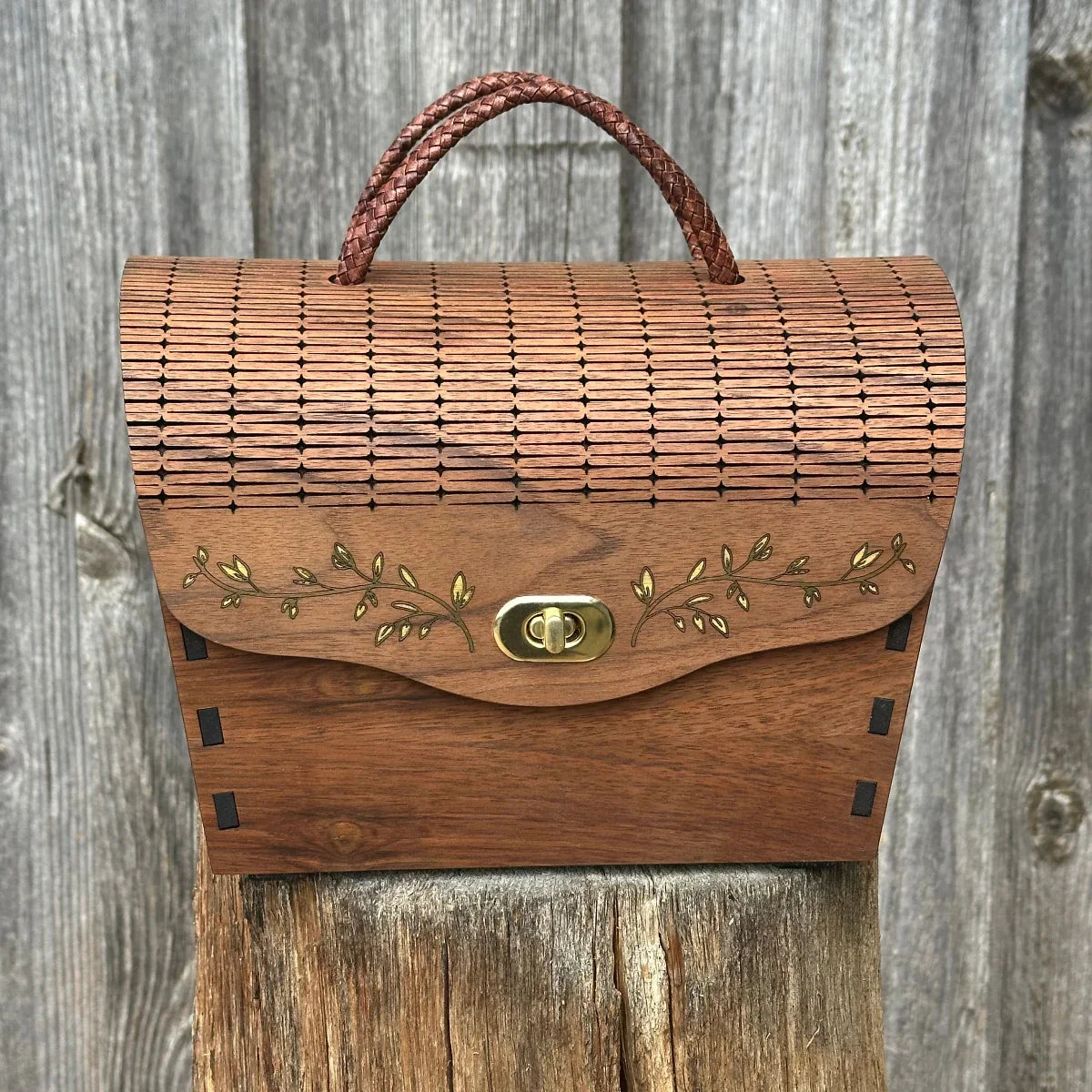 "Handgefertigter Luxus-Trachtenkorb Bayern - Perspektivansicht mit Golddetails"
