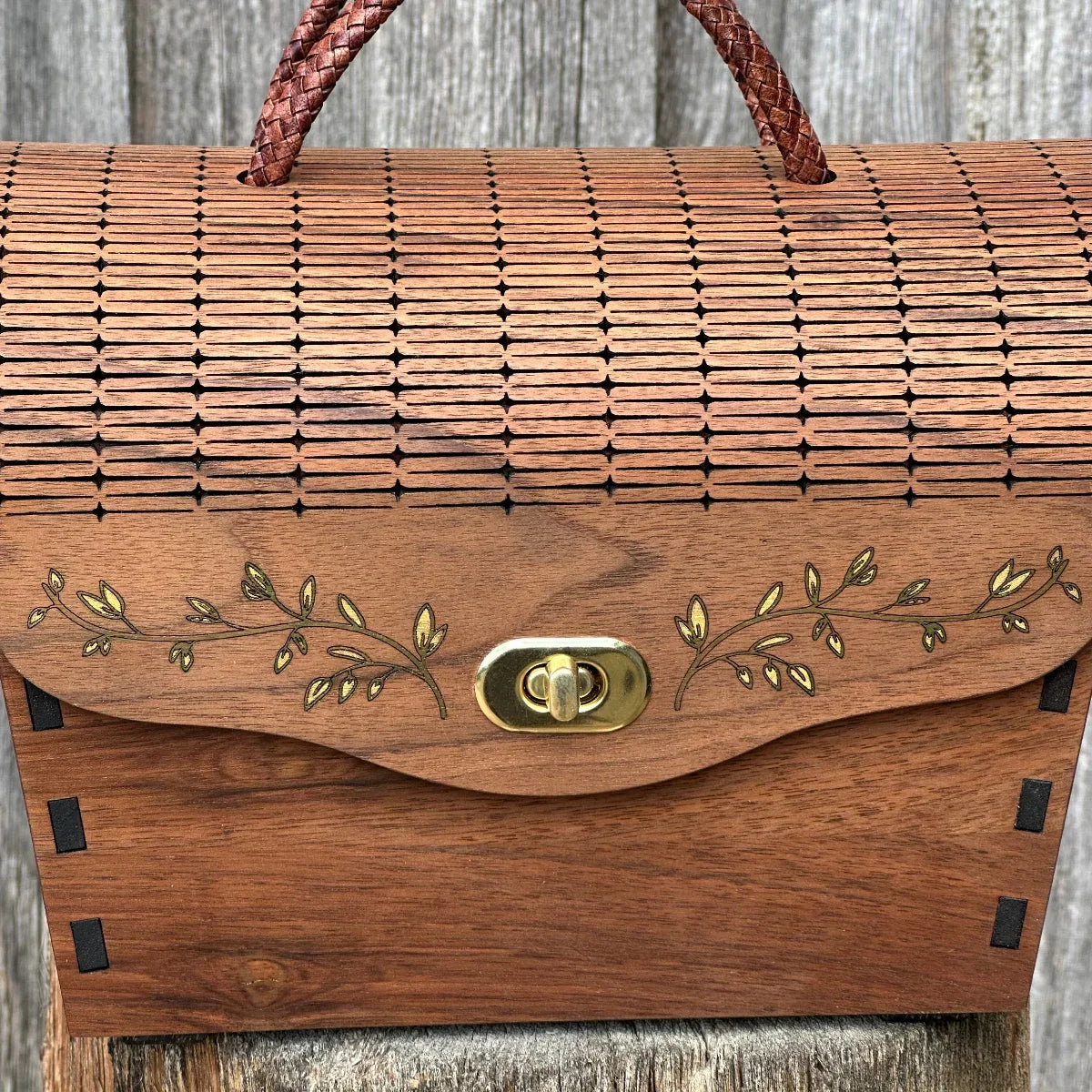  "Trachtenkorb vergoldet - Detailansicht der exklusiven Intarsienarbeit"