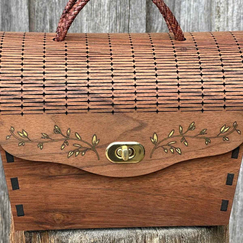 "Handgefertigte Holztasche zum Dirndl – Nussbaum"