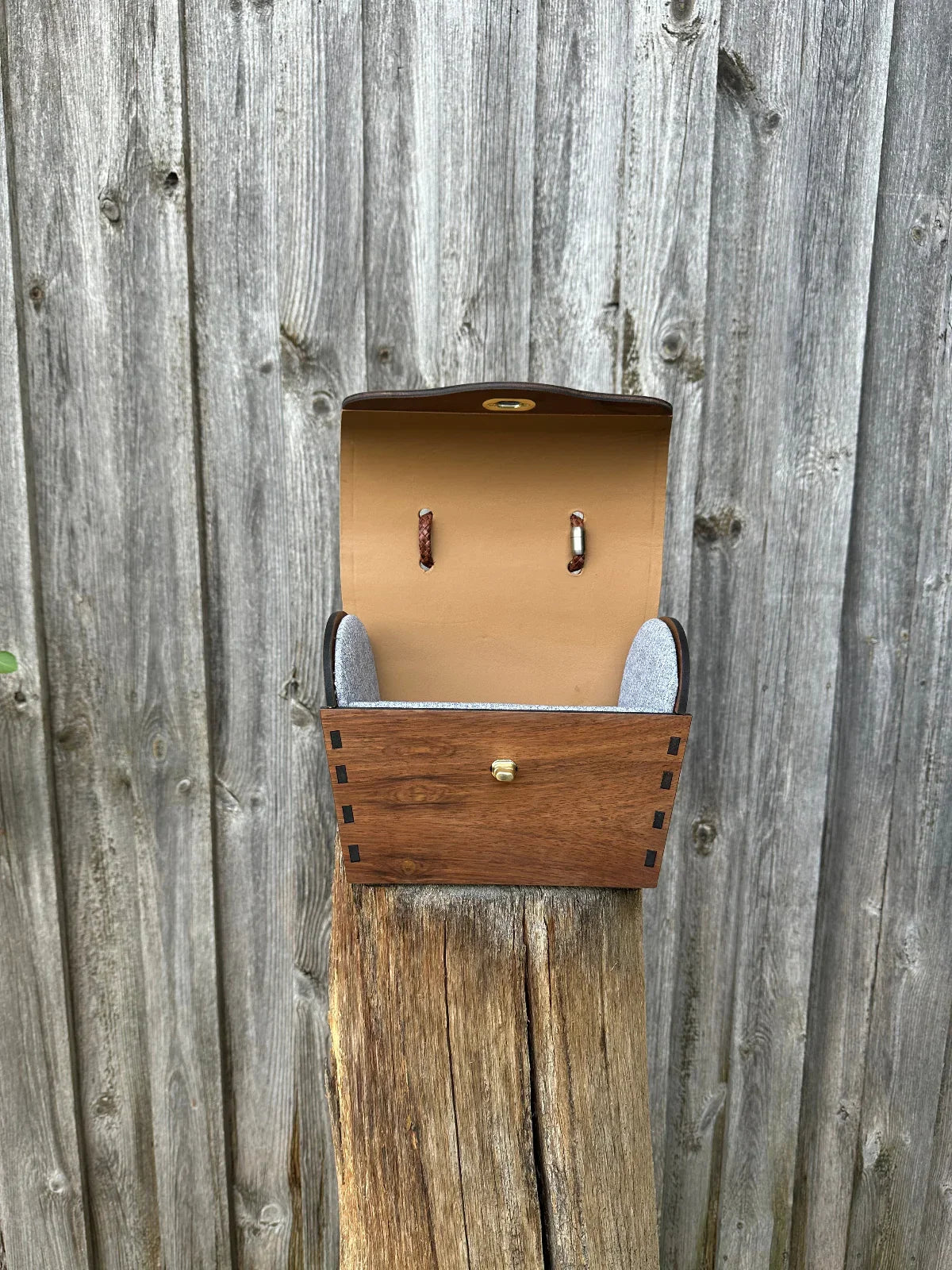 "Dirndl Tasche Nussbaum mit Goldverzierung - Hochformat Gesamtansicht"