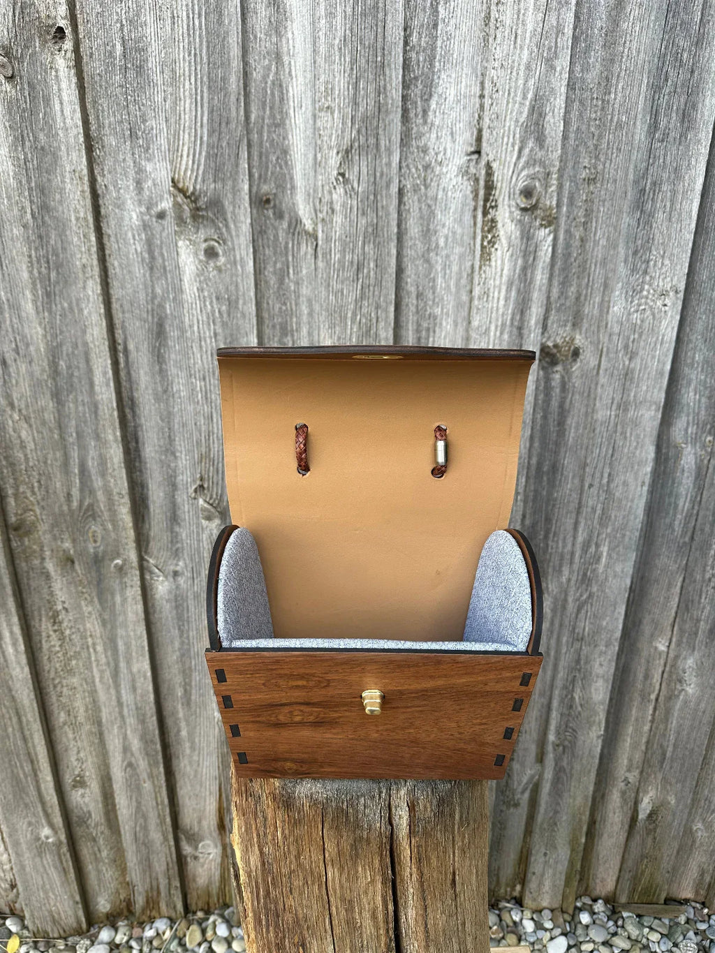 "Trachtenkorb Nussbaum vergoldet - Hochformat Detailansicht des Unikats"