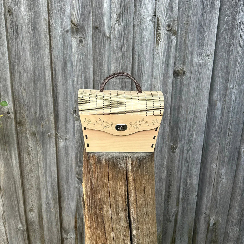 "Handgefertigter Trachtenkorb aus Zirbenholz mit natürlichem Duft - Vorderansicht"