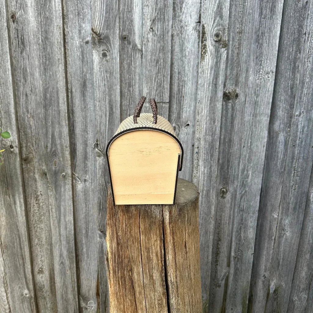 "Dirndl Tasche aus Zirbenholz - Seitenansicht der bayerischen Handwerkskunst"