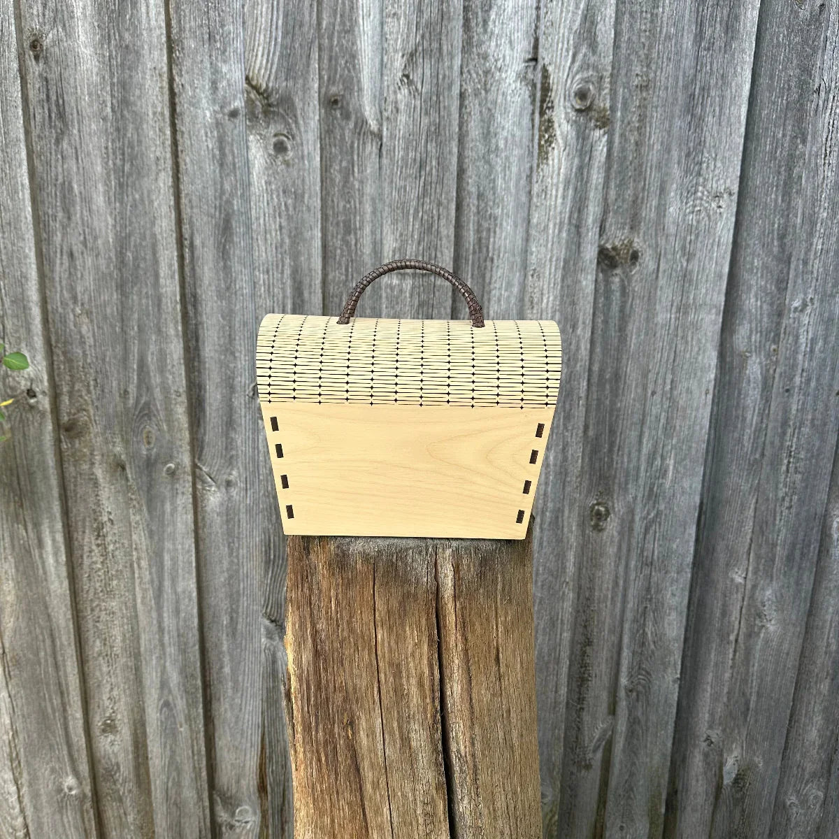 "Dirndl Tasche Zirbe - Gesamtansicht des duftenden Unikats"