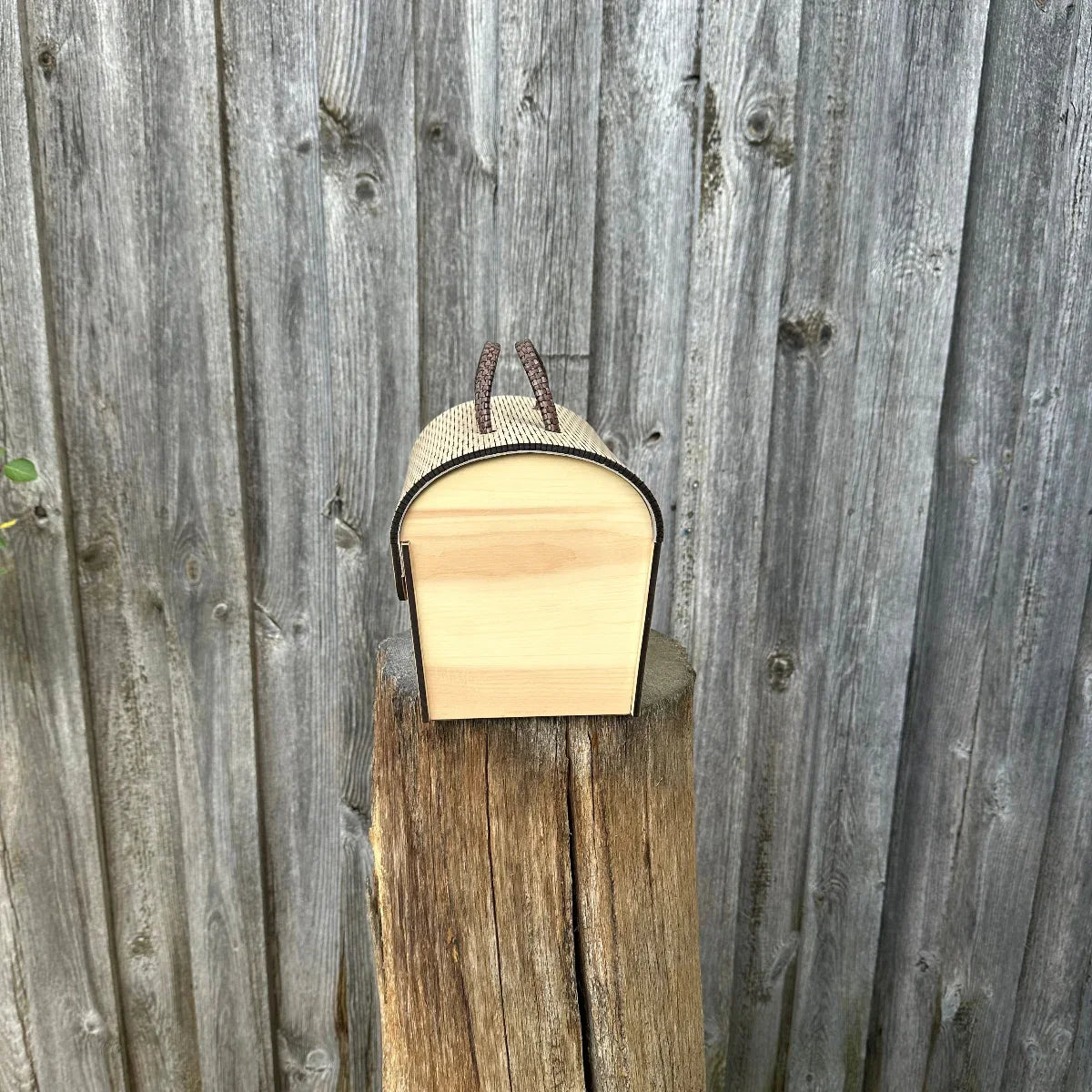 "Dirndl Tasche aus Zirbenholz - Seitenansicht der bayerischen Handwerkskunst"