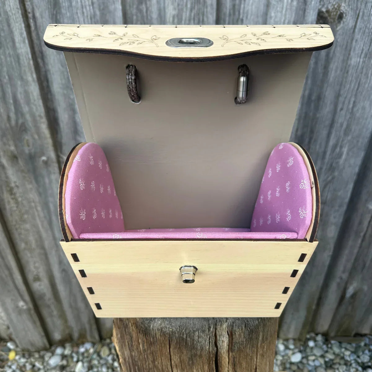 "Handgefertigter Trachtenkorb Bayern aus Zirbe - Perspektivansicht"