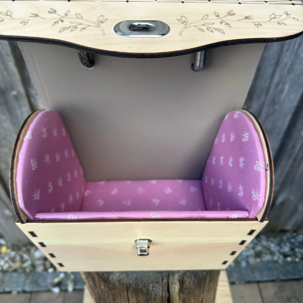 "Zirbe Dirndl Tasche mit Lederhenkel - Detailansicht der Verarbeitung"