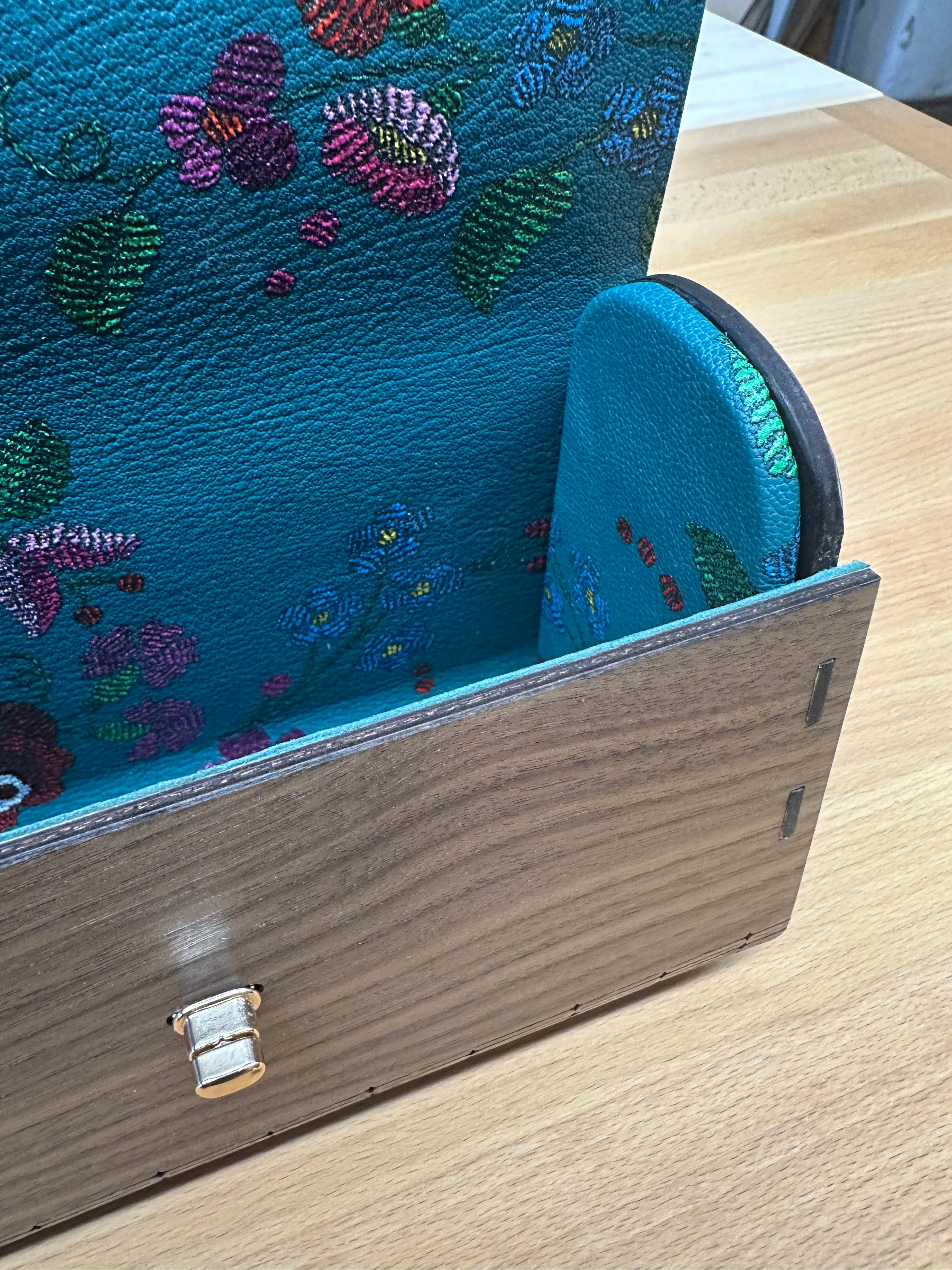 „Holz-Dirndltasche Floral Elegance aus Walnussholz, handgefertigt in Bayern"