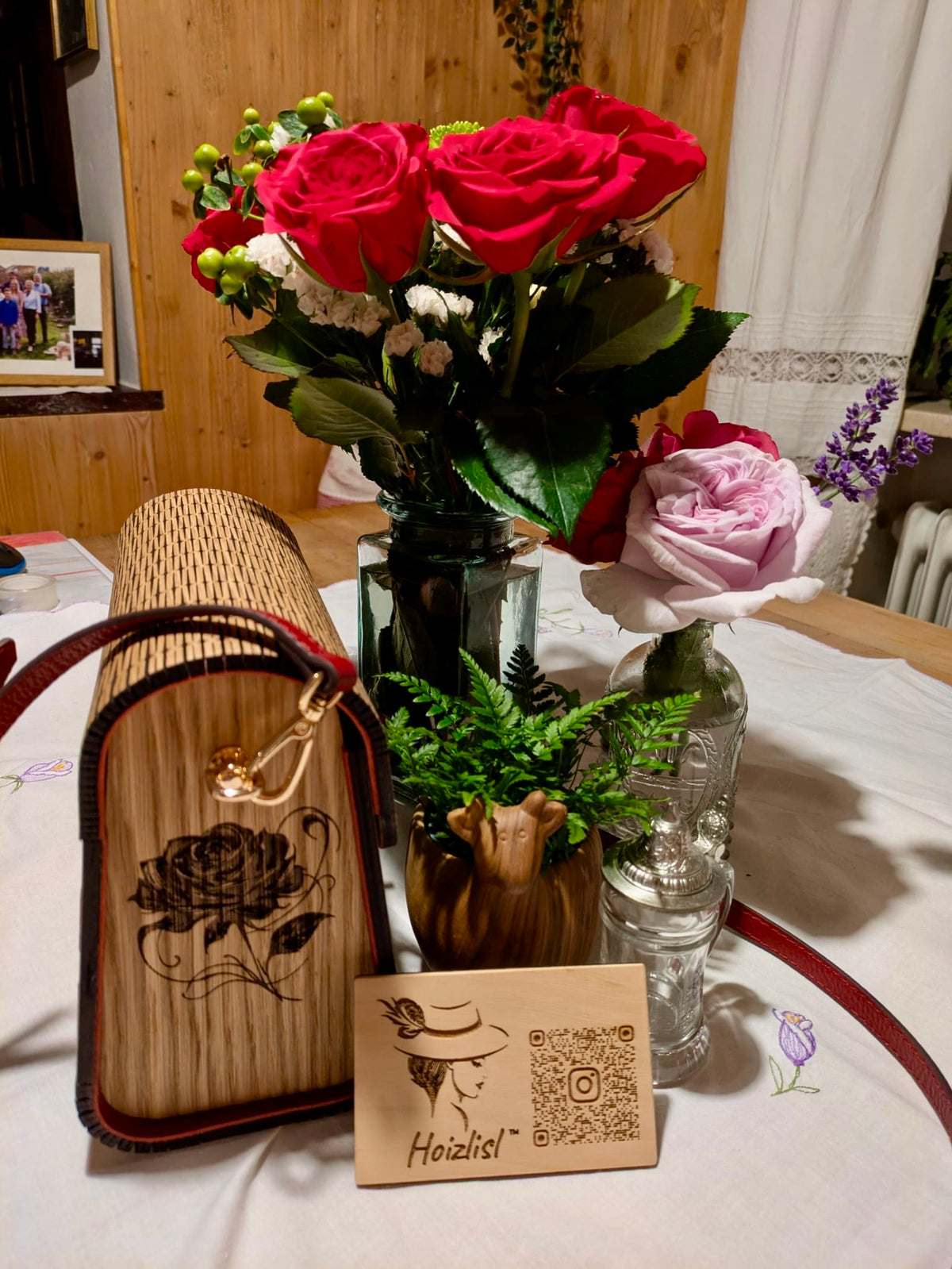 Hoizlisl No. 06 – Seitenansicht mit Rosendekor und Hoizlisl Markenkarte