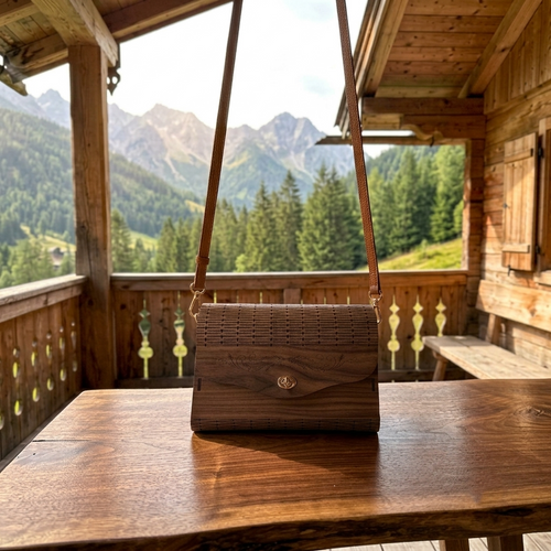 „Holz-Dirndltasche Floral Elegance aus Walnussholz, handgefertigt in Bayern"