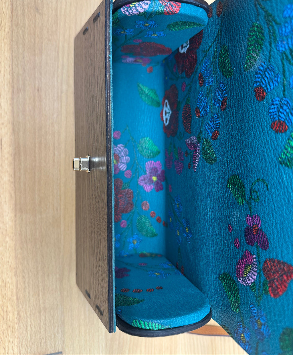 „Holz-Dirndltasche Floral Elegance aus Walnussholz, handgefertigt in Bayern"
