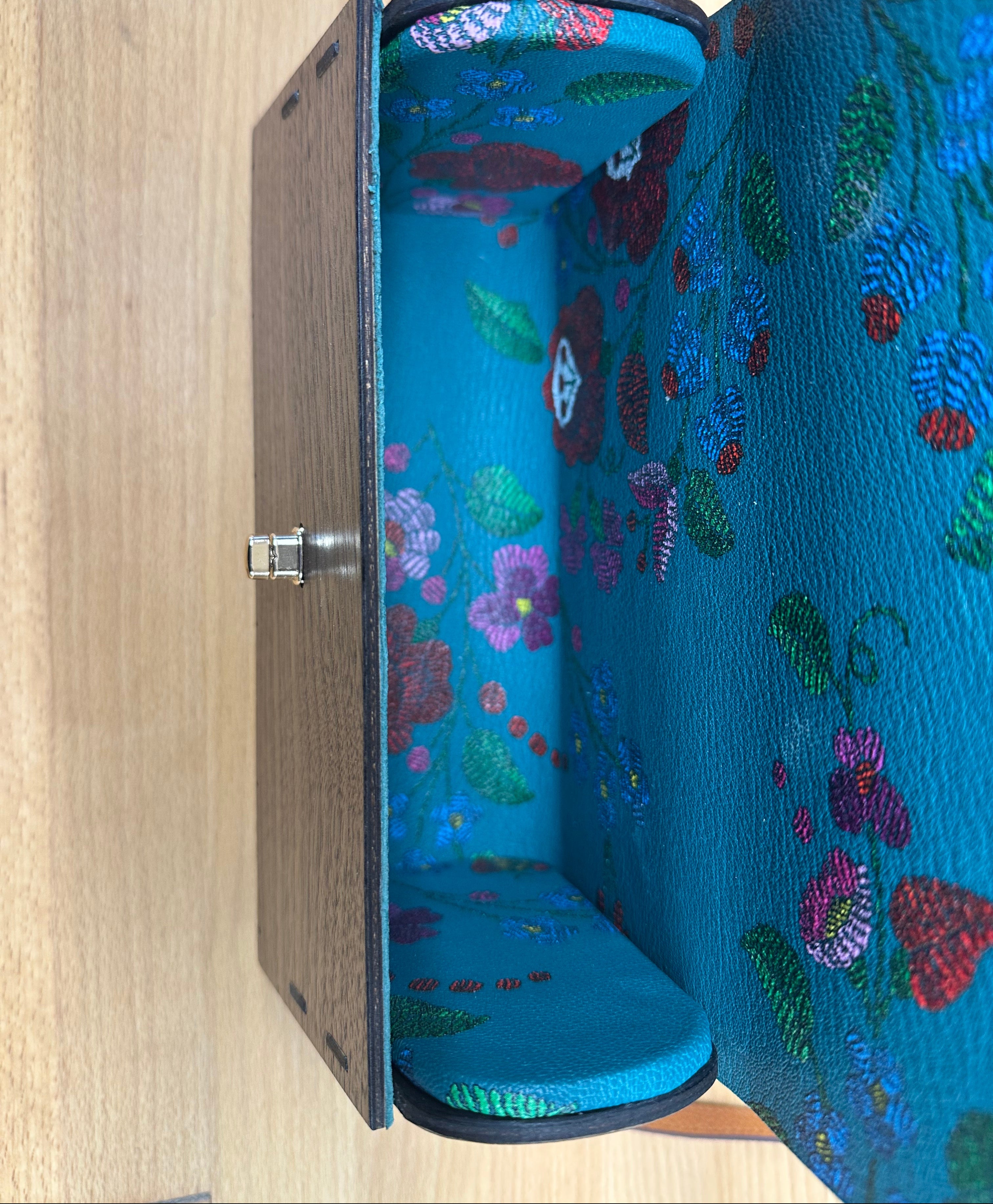 „Holz-Dirndltasche Floral Elegance aus Walnussholz, handgefertigt in Bayern"