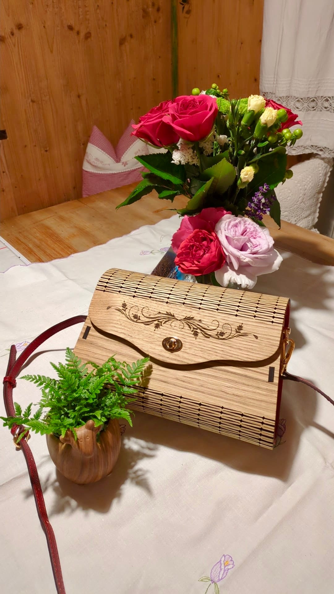 Handgefertigte Trachtentasche aus Eiche, Vorderansicht mit Blumendekor