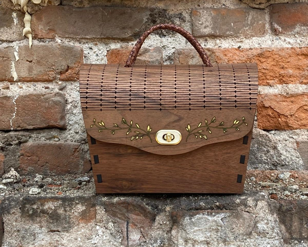 Dirndltasche aus Nussbaum